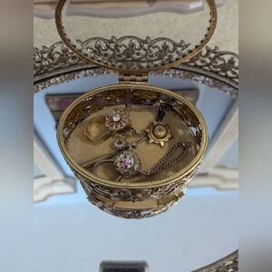 Vintage Gold Jewelry Set with Floral Accents Glove Clips